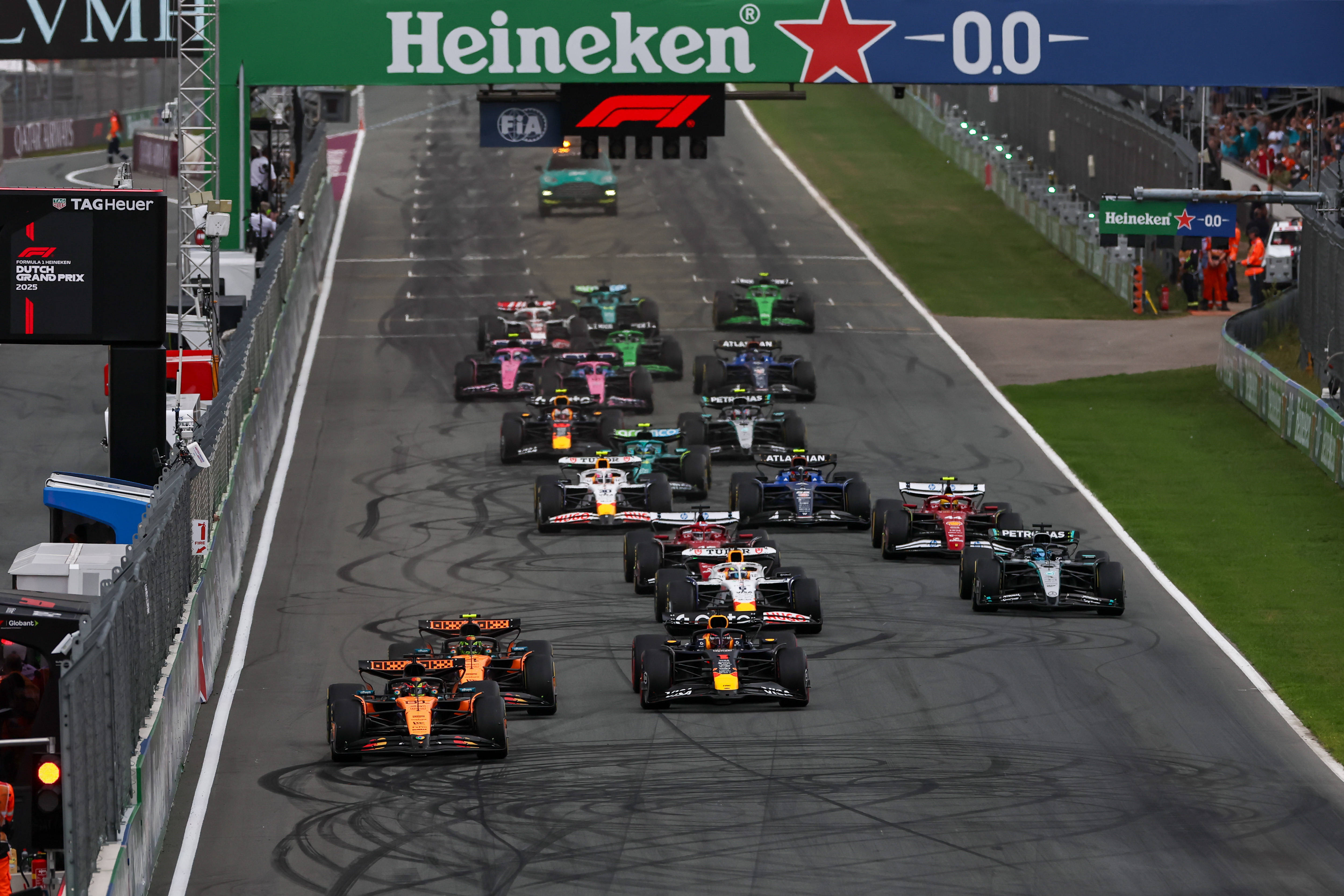 包含哈斯车队险胜红牛二队，皮亚斯特里高光表现的词条