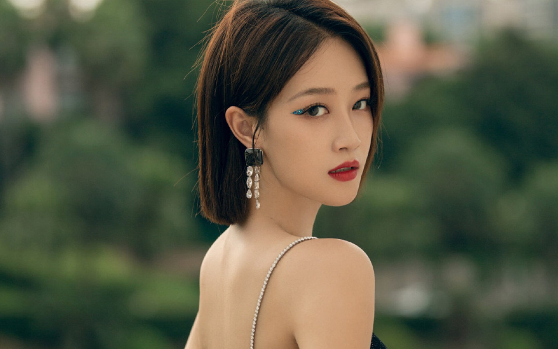 小城灯火照亮巨星主场，篮网对阵雄鹿，贝恩用实力证明自己